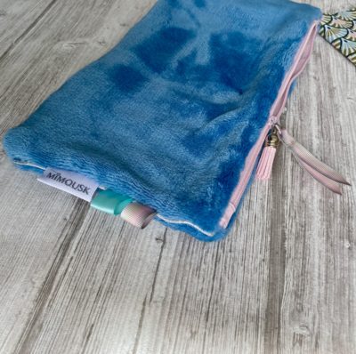 Pochette roudoudou polaire bleue, doublure éventails et passepoil argent – Image 3