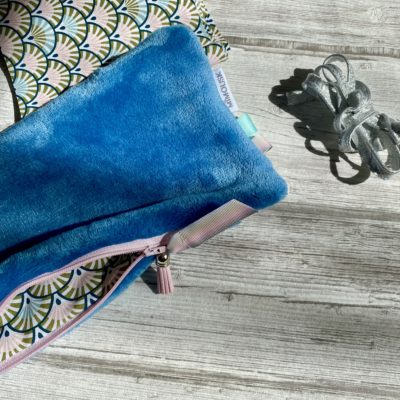 Pochette roudoudou polaire bleue, doublure éventails et passepoil argent – Image 2