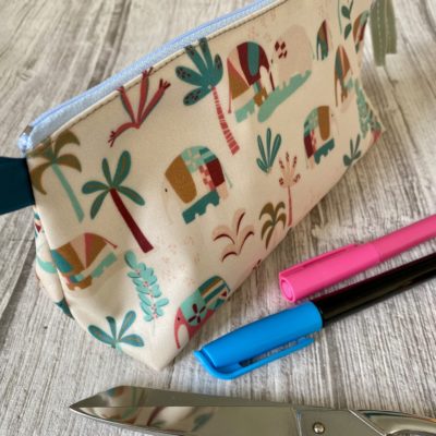 Trousse triangle enduite, non doublée, motif éléphants – Image 2