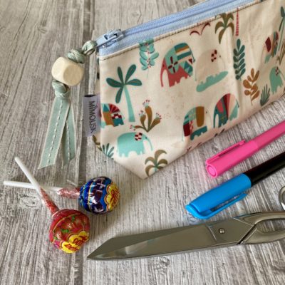 Trousse triangle enduite, non doublée, motif éléphants