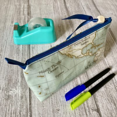 Trousse triangle enduite, non doublée, motif Tour du monde Maps – Image 3