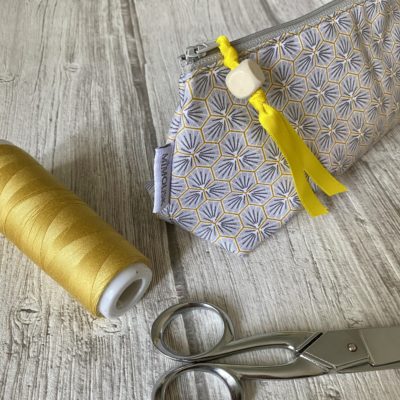 Trousse triangle enduite, non doublée, motif Fleurs Riad gris/jaune