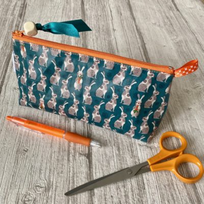 Trousse triangle enduite, non doublée, motif lapins / vert orange – Image 2