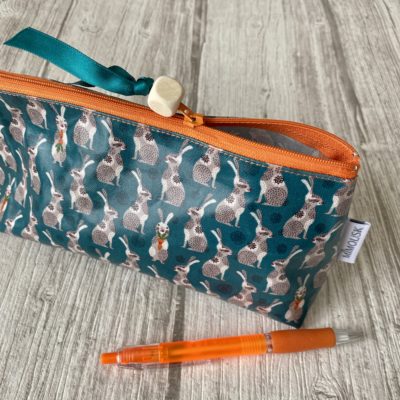 Trousse triangle enduite, non doublée, motif lapins / vert orange – Image 3
