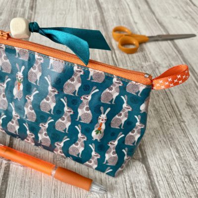 Trousse triangle enduite, non doublée, motif lapins / vert orange