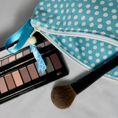 Trousse de toilette enduite, décor turquoise pois blancs – Image 3