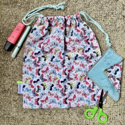 Pochon +lingette assortie / motif Papillons, bleu rose vert