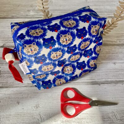 Trousse carrée enduite, non doublée, motif Graou / bleu rouge