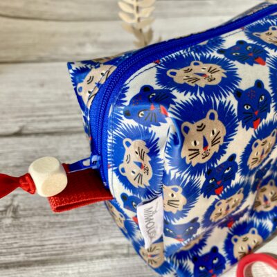 Trousse carrée enduite, non doublée, motif Graou / bleu rouge – Image 3