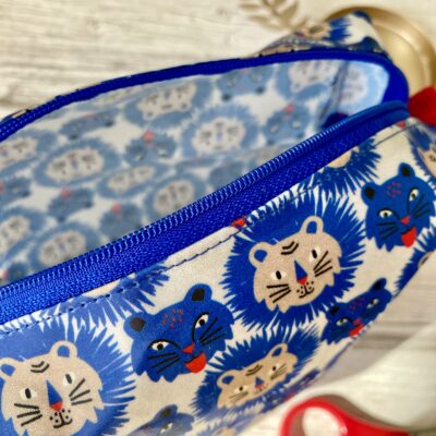 Trousse carrée enduite, non doublée, motif Graou / bleu rouge – Image 2