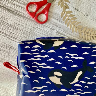 Trousse carrée enduite, non doublée, motif Orque / marine beige – Image 3