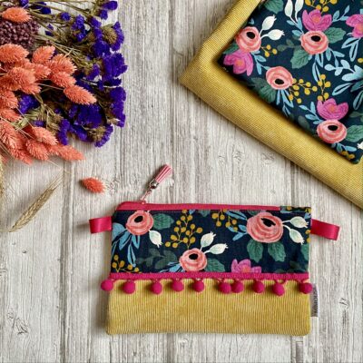 Pochette pompons / velours jaune, fleurs rifle rose jaune bleu – Image 2