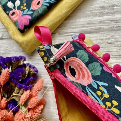 Pochette pompons / velours jaune, fleurs rifle rose jaune bleu – Image 3