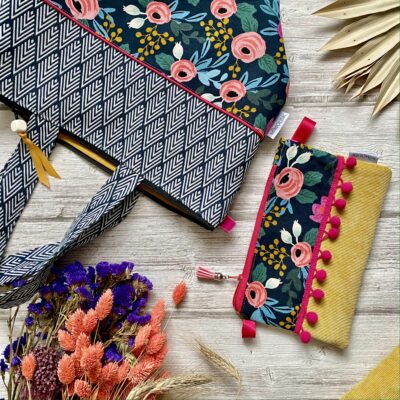 Pochette pompons / velours jaune, fleurs rifle rose jaune bleu – Image 5