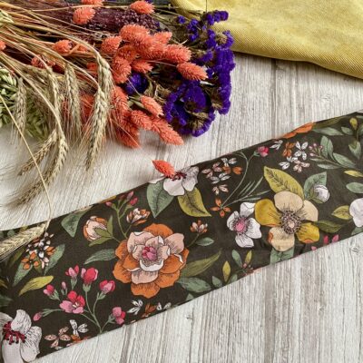 Bouillotte longue XL pour cervicales en graines de lin bio/ Grosses fleurs vintage chocolat – Image 3