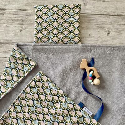 Tapis à langer nomade / motif éventails yona, rose ciel vert, éponge bambou grise – Image 2