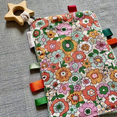 Doudou anneau de dentition étoile bois, décor fleurs vintage vert orange rose