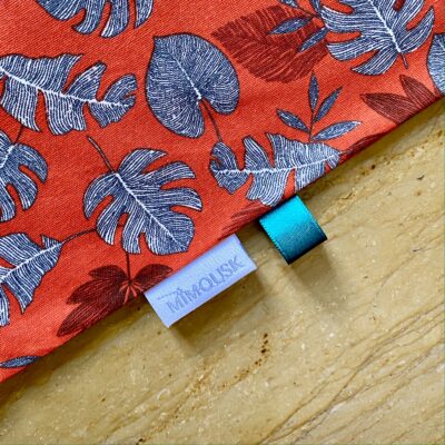 Maxi serviette XL élastiquée, imprimé feuillage tropical brique – Image 3