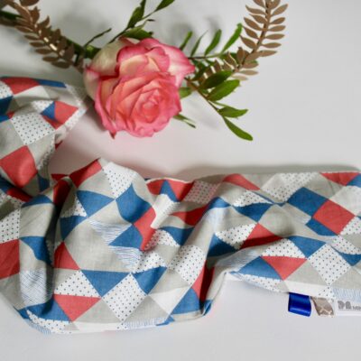 Bouillotte longue pour cervicales en graines de lin bio, décor géométrique bleu gris rouge