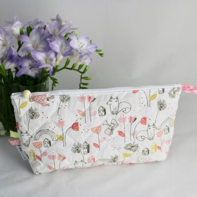 Pochette matelassée, imprimée village fleurs et renards