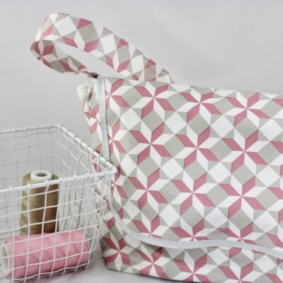 Sac besace enduit, motif géométrique