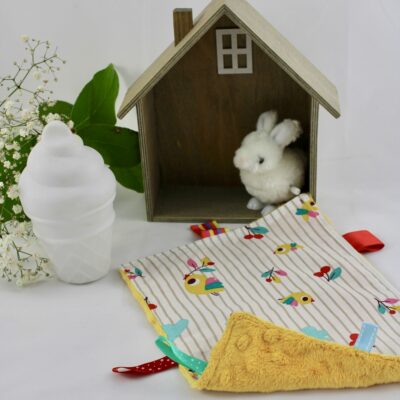 Doudou plat avec étiquettes, décor oiseaux, dos minky jaune
