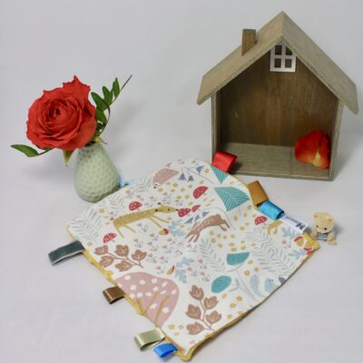 Doudou plat avec étiquettes décor animaux forêt, dos minky moutarde – Image 3