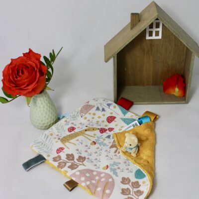 Doudou plat avec étiquettes décor animaux forêt, dos minky moutarde – Image 4