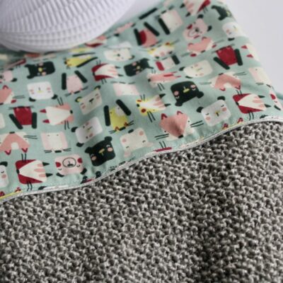 Couverture tricot et polaire, gris/vert, décor animaux – Image 3