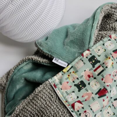 Couverture tricot et polaire, gris/vert, décor animaux – Image 2