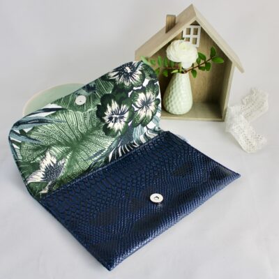 Pochette croco , décor intérieur tropical – Image 3