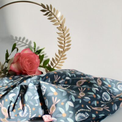 Petite couverture douce, décor lémuriens et minky rose – Image 3
