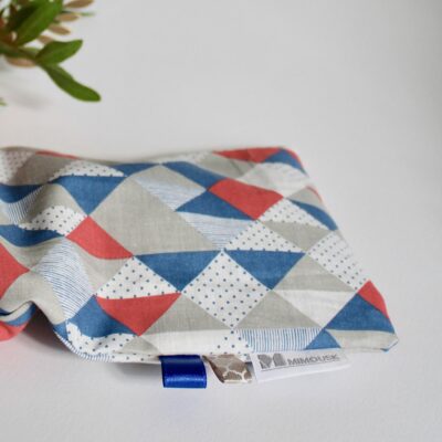 Bouillotte longue pour cervicales en graines de lin bio, décor géométrique bleu gris rouge – Image 2