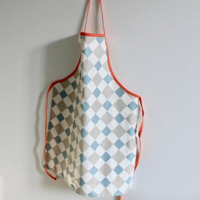 Tablier enduit motif damier gris/ciel/orange