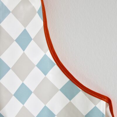 Tablier enduit motif damier gris/ciel/orange – Image 2
