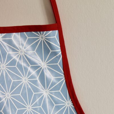 Tablier enduit motif origami bleu/rouge – Image 2