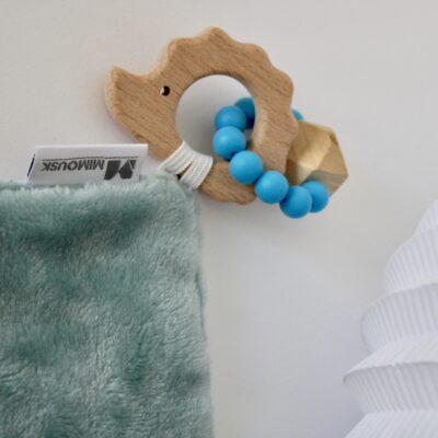 Anneau de dentition hérisson, bois et silicone, décor baleines – Image 2