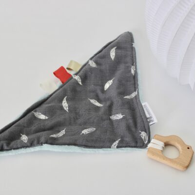 Doudou triangle lange plumes minky bleu, anneau bois
