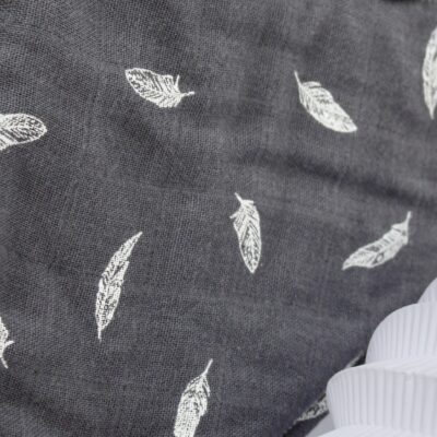 Doudou triangle lange plumes minky bleu, anneau bois – Image 2