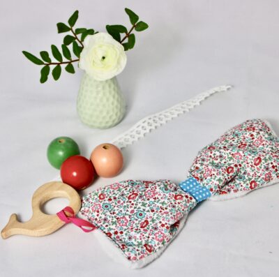 Attache-sucette fleuri rose, clip bois étoile – Image 3