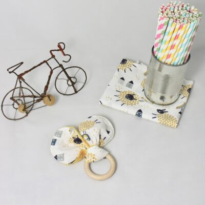 Hochet oreilles moutons minky moutarde & anneau de dentition bois