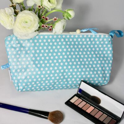 Trousse de toilette enduite, décor turquoise pois blancs