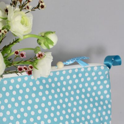 Trousse de toilette enduite, décor turquoise pois blancs – Image 2