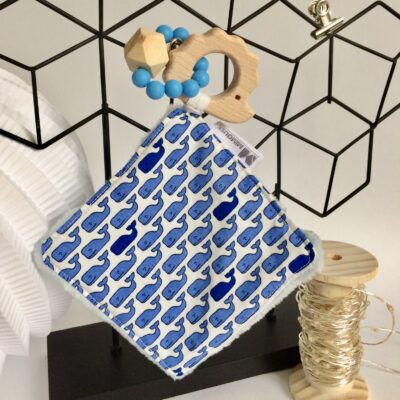 Anneau de dentition hérisson, bois et silicone, décor baleines – Image 4