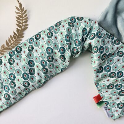 Bouillotte longue pour cervicales en graines de lin bio, décor plumes de paon