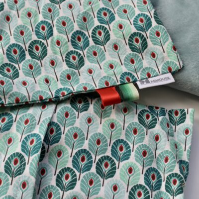 Bouillotte longue pour cervicales en graines de lin bio, décor plumes de paon – Image 3