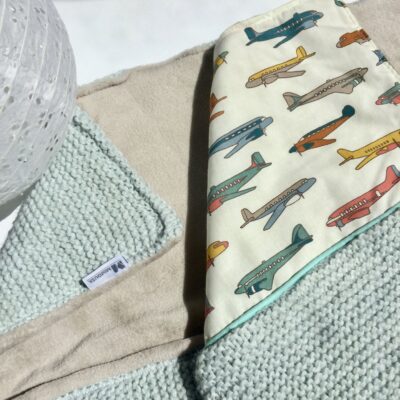 Couverture Avions - tricot, polaire et imprimé avions – Image 3