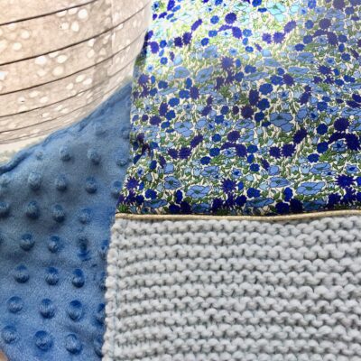 Couverture bleue - tricot, minky et Liberty – Image 3