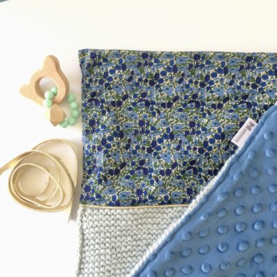 Couverture bleue - tricot, minky et Liberty