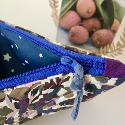 Trousse matelassée Liberty, coloris camouflage violet kaki bleu – Image 2